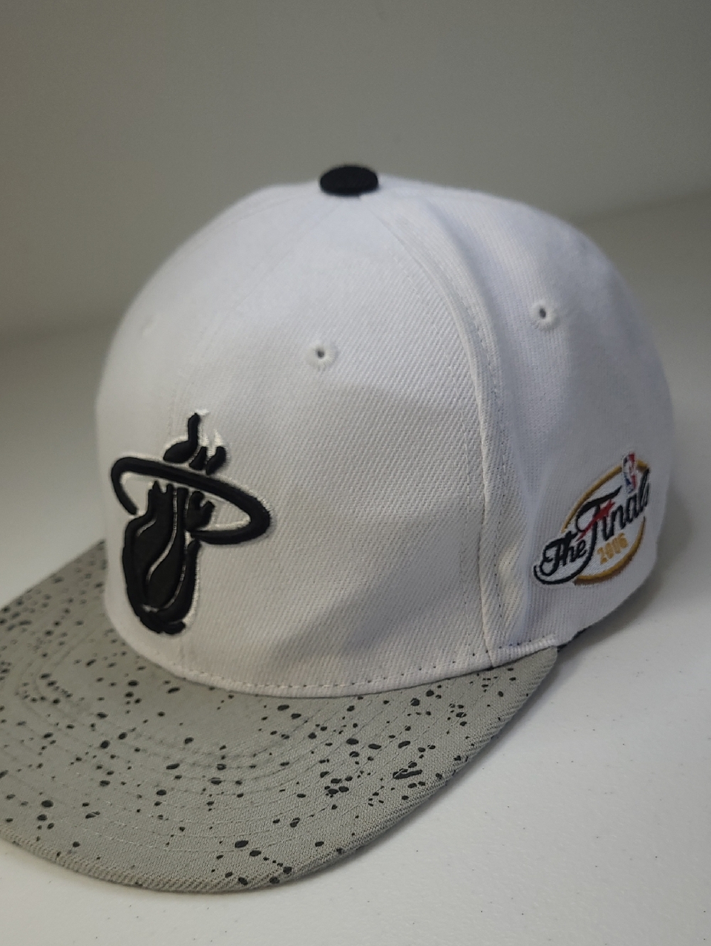Miami Heat Cap Finals 2006 White And Gray With Black Logo And Finals 2006 Tag